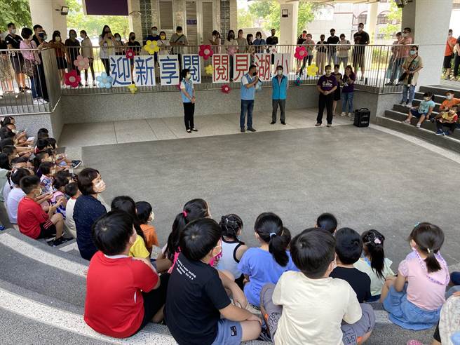 杨镇浯县长与金湖镇长陈文顾、金湖国小校长陈为信带领一年级小朋友通过聪勤门，还送给大家开学见面礼，祝福每一个人在学习路上都能一帆风顺，在浩瀚的知识大海里破浪前进，开启自己多采多姿的人生。（县府提供）