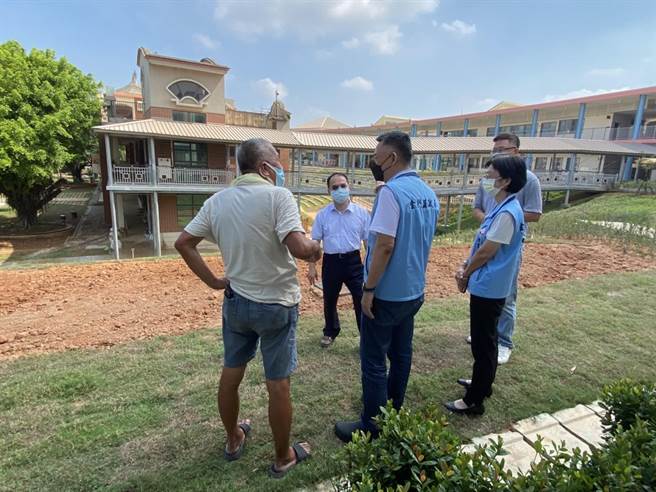 杨镇浯也专程赴开瑄国小关心新生入学，并参加新校舍启用活动，期待这所在烽火中成长茁壮，金门着名「将军国小」之一的小学，以其培育优秀人才的摇篮，承先启后再迎来亮丽的新时代。（县府提供）