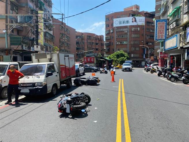 新北市淡水区今(30)日近中午时分，有名机车骑士为了赶买午餐，在路上违规跨越双黄线逆向超车，不慎与对向车道的计程车擦撞，接着失控再撞上旁边的黄牌重机，导致2车3人双双摔车倒地。(淡水警分局提供)