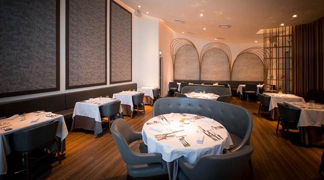 鹽之華今年同時奪得服務大獎，表彰餐廳展現卓越服務帶給客人賓至如歸感受。（台中市政府提供）