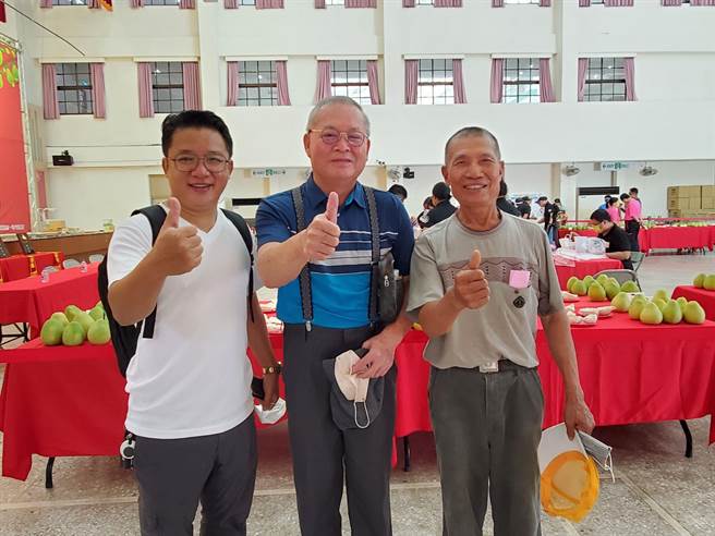 曾連續3年勇奪特等獎的教授級文旦果農許明舜（中），也到比賽現場觀看後輩種的文旦。（周麗蘭攝）