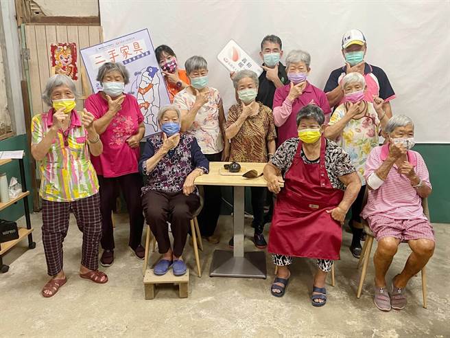嘉义县大林镇的弘道义和据点长辈们开心迎接国家住宅及都市更新中心赠送的二手家具。（弘道基金会嘉义服务处提供／吕妍庭嘉义传真）