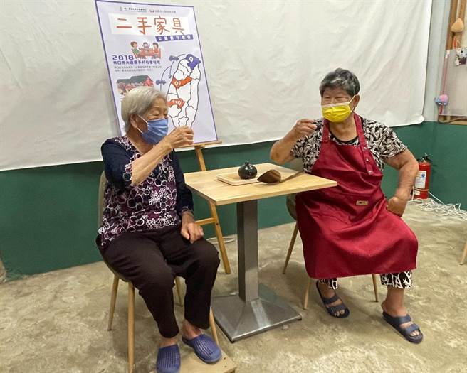 嘉义县大林镇的弘道义和据点长辈们开心迎接国家住宅及都市更新中心赠送的二手家具，并亲自体验家具的舒适感。（弘道基金会嘉义服务处提供／吕妍庭嘉义传真）