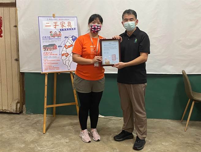 弘道基金会致赠感谢状给国家住都中心副执行长邹允中。（弘道基金会嘉义服务处提供／吕妍庭嘉义传真）