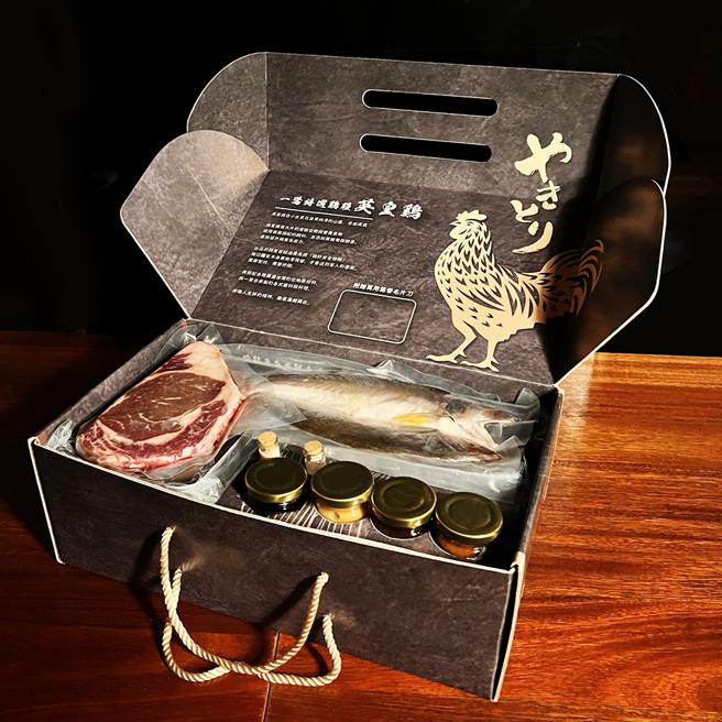 京站推出一鹭Express「中秋烤肉礼盒」，内含美国顶级巨人肋眼铁板牛排、一鹭自家制午仔鱼一夜干等，3280元。（京站提供）