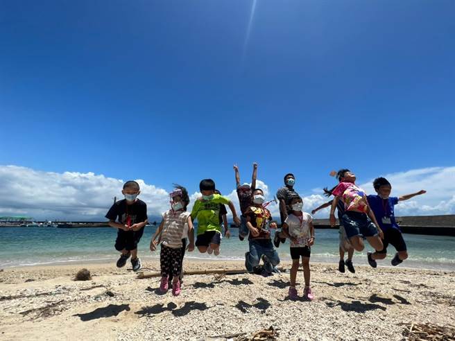 屏東家扶12名患有發展遲緩、社交障礙、重症等平均年齡8歲半的孩子，花3天完成徒步環島小琉球共45公里。（屏東家扶中心提供／謝佳潾屏東傳真）