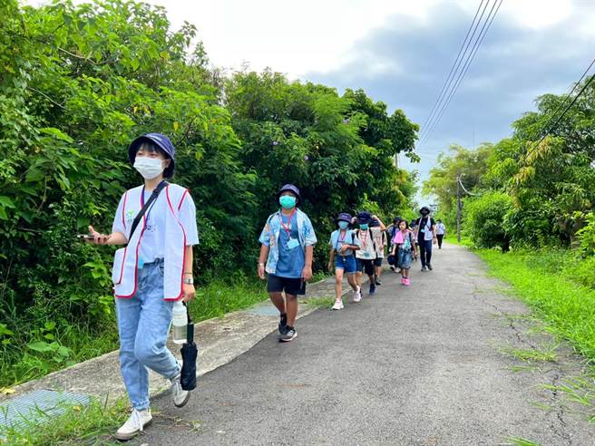 屏東家扶12名患有發展遲緩、社交障礙、重症等平均年齡8歲半的孩子，花3天完成徒步環島小琉球共45公里。（屏東家扶中心提供／謝佳潾屏東傳真）