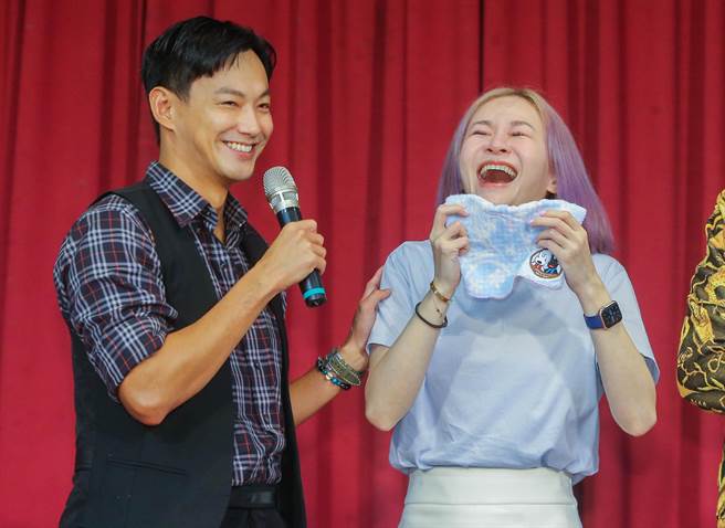 花花（右）不舍节目停播，忍不住落泪。（粘耿豪摄）