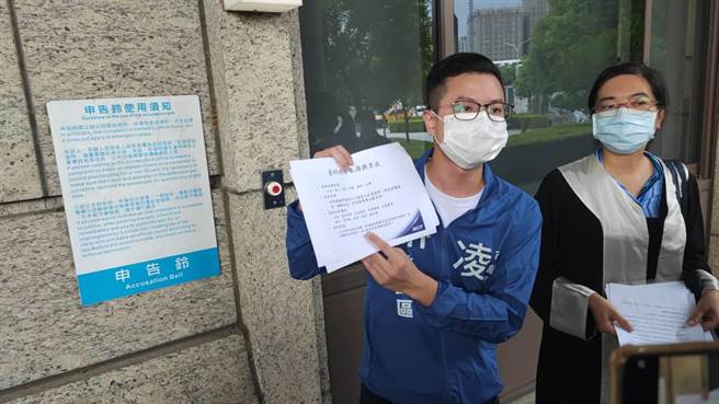 桃園市議員參選人凌濤30日下午赴桃園市地檢署對市長鄭文燦、立委鄭運鵬提告違反選罷法。（陳夢茹攝）