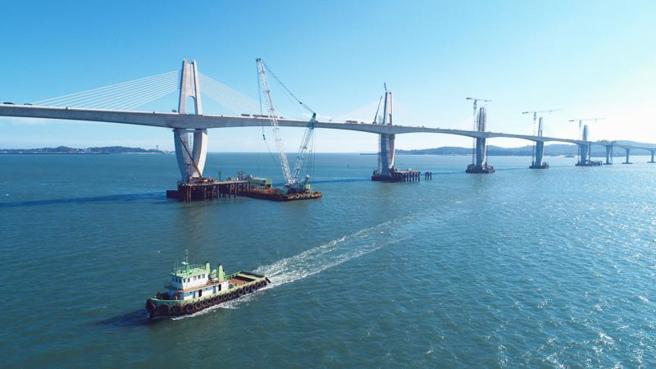 金门大桥西起烈屿乡（小金门）湖埔路，东到金门本岛金寧乡湖下慈湖路，全线5.4公里，其中跨海桥长4.8公里；高公局表示，大桥预订10月中下旬通车。图为金门大桥工程现况。（图/ 中央社）
