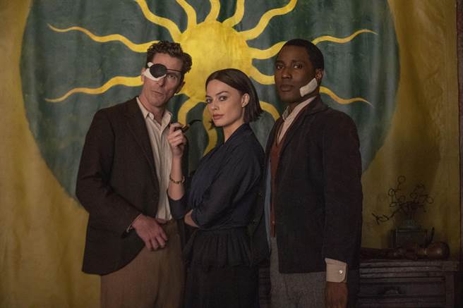 《阿姆斯特丹》是克里斯汀贝尔（左一）首度兼任制片的作品。（二十世纪影业提供）