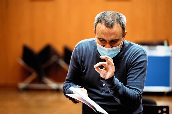 暌违三年，风靡国际乐坛的约格．魏德曼（Jorg Widmann），在疫情渐趋和缓后，近日再度抵台，将与国家交响乐团（NSO）第四度携手呈现当代与经典。（国家交响乐团提供）