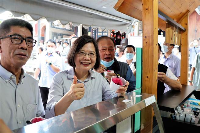 图为总统蔡英文日前走访澎湖天后宫景点为党内人士站台。（示意图／张茂雄摄）