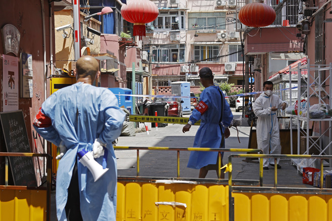 上海在应对疫情时实施严格封控措施，对出现确诊民眾的社区架起栏杆、围篱、铁网，让当地许多外商为之瞠目结舌。（图／中新社）