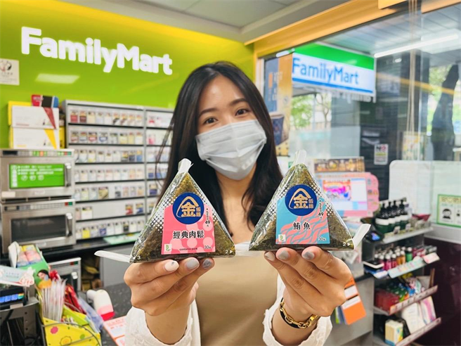 9月1日起，全家會員APP「隨買跨店取」經典肉鬆鮪魚飯糰五入119元，一顆只要24元。（全家提供）