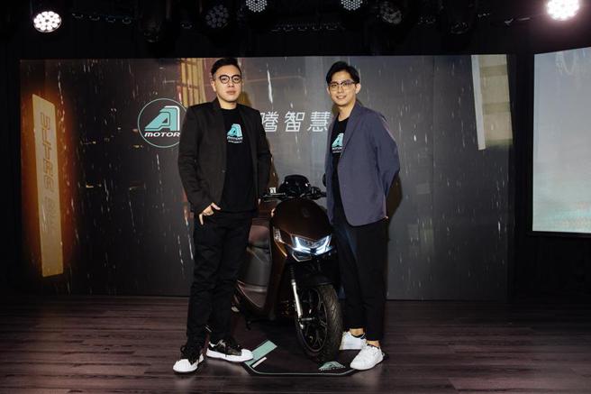 宏佳騰智慧電車品牌發展部經理鍾亞成(左)、營運中心經理陳永凱(右)一同為新款電動機車Ai-1 Ultra Belt站台。圖／業者提供
