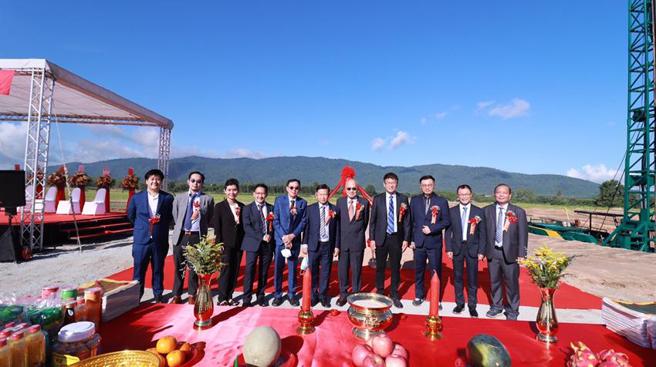 （永冠能源集团执行长徐清雄(左六)专程飞往泰国，主持永冠泰国厂动土仪式。图／永冠能源集团提供）