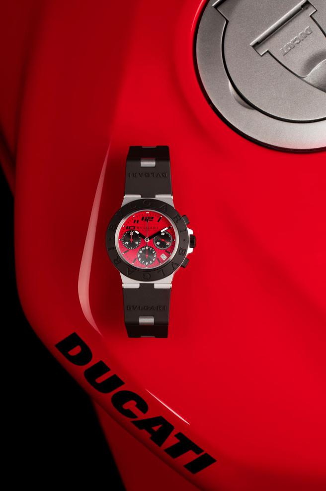寶格麗與Ducati重機聯名BVLGARI Aluminium Ducati 特別版腕表，15萬4700元。（BVLGARI提供）