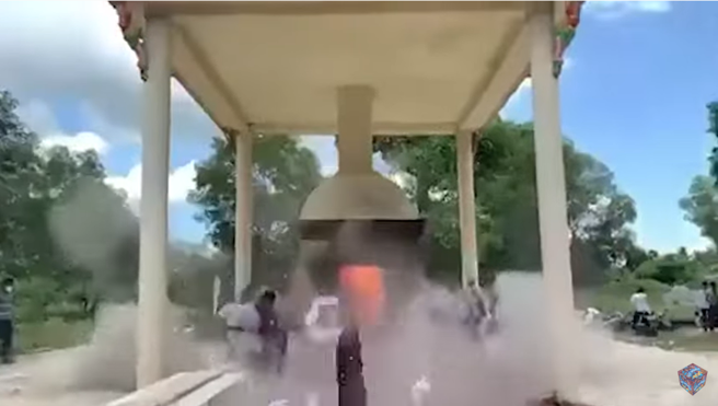 法师被火化炉突如其来的爆炸波及，金属门当场喷飞，他被爆头惨死。(图/截自@6IX WORLD NEWS YouTube)