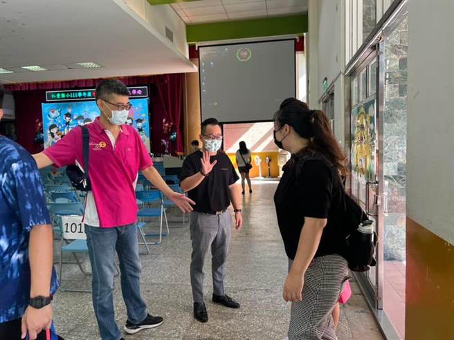 基隆市成功國小準備新落成的兒童遊戲場「法國號溜滑梯」歡迎新生入學、加入大家庭。（市議員童子瑋提供／陳彩玲基隆傳真）