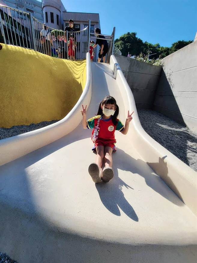 基隆市成功國小準備新落成的兒童遊戲場「法國號溜滑梯」歡迎新生入學、加入大家庭。（市議員童子瑋提供／陳彩玲基隆傳真）