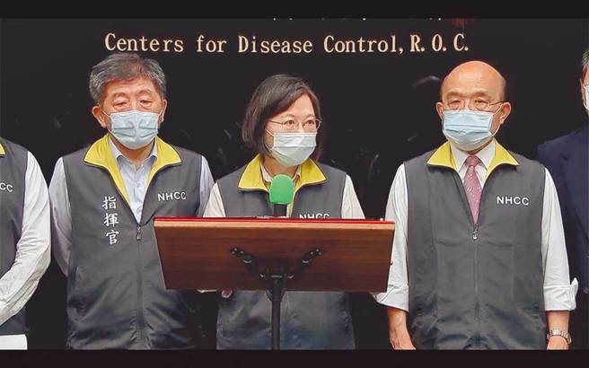 去年蔡政府声称已预购2000万剂莫德纳次世代疫苗，至今满1年了，到货数却是零。左起为陈时中、蔡英文、苏贞昌。（中时资料照／指挥中心提供）