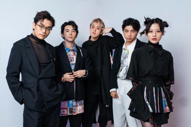 美秀集团由主唱狗柏（左起）、鼓手锺锜、吉他手修齐、键盘手冠佑、贝斯手婷文等人组成。（摄影/石智中、服装/INF）