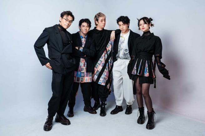 美秀集团近期以「赛博台客」为造型主轴，期盼能带动更多人一同创作属于台湾的赛博台客风潮。（摄影/石智中、服装/INF、鞋/Dr. Martens）