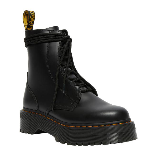 DR. MARTENS 马汀大夫 厚底8孔马汀靴，8980元。（DR. MARTENS提供）