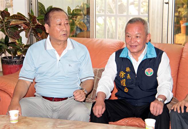 苗栗县议员刘顺松（左）因为感染新冠肺炎住院，病情恶化不幸病逝。（苗栗县政府提供／李京升苗栗传真）