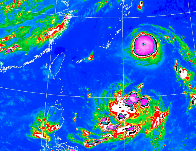 轩岚诺升级为强烈颱风，气象主播戴立纲表示，目前南边还有一热低压会增强为第12号颱风「梅花」，但受到藤原效应影响，两颱最终会合併。（图／撷取自气象局官网）