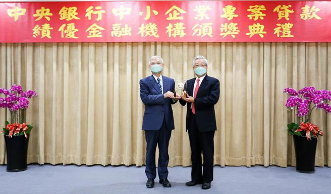 （兆豐銀行助中小企業商家紓困不遺餘力，獲中央銀行總裁楊金龍(左)頒發「績效卓著獎」肯定，董事長張兆順(右)親自出席領獎。圖／業者提供）