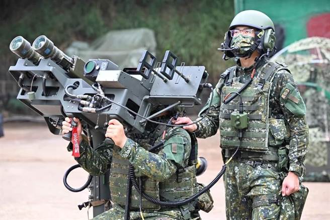 蔡英文強調，海軍在第一線築起海上長城，護衛海疆，空軍與雷達部隊在領空升起防護之盾，這些長時間且近距離的監控，不只疲憊，肩上的壓力，難以言喻。(取自蔡英文臉書)