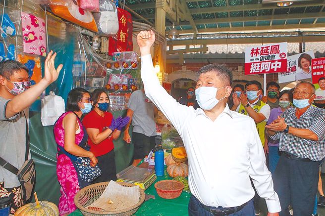 民進黨台北市長參選人陳時中（白衣者）爭議言論不斷，成為網路熱門話題。（資料照／鄧博仁攝）