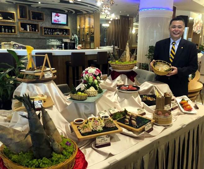 台糖长荣酒店总经理郑东波介绍发源于臺南关庙的竹艺术品及竹笋料理。(图文／陈惠珍)