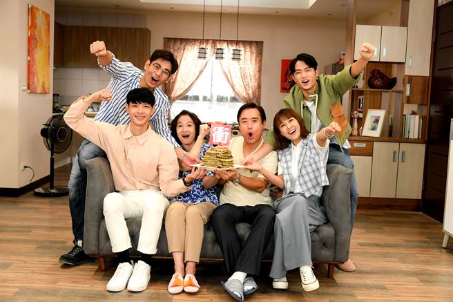 《门当互怼爱上你》主演欢喜庆功。（三立提供）