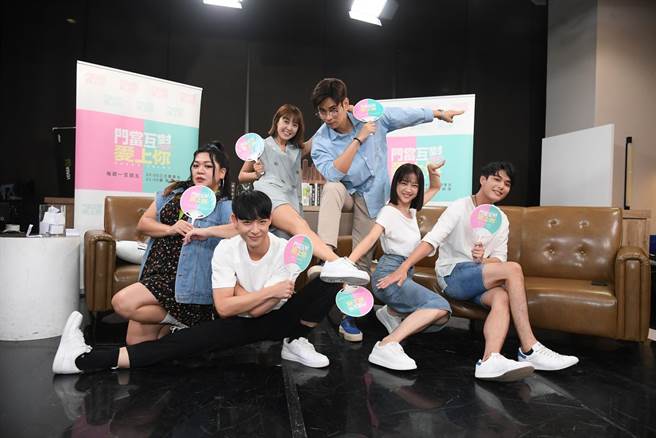 《门当互怼爱上你》主演们在直播中搞笑。（三立提供）