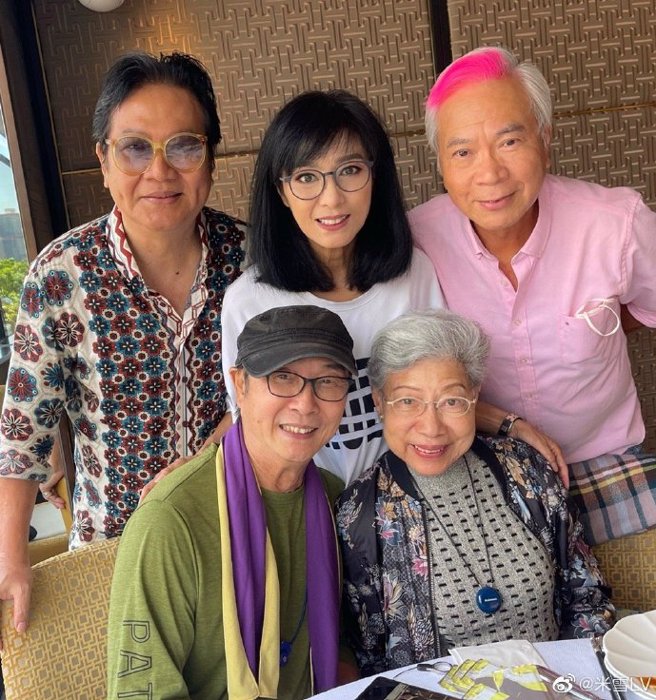 米雪晒出老友聚会照，从左到右为黄允、刘松仁、米雪、罗兰、李龙基。（图／微博@米雪）