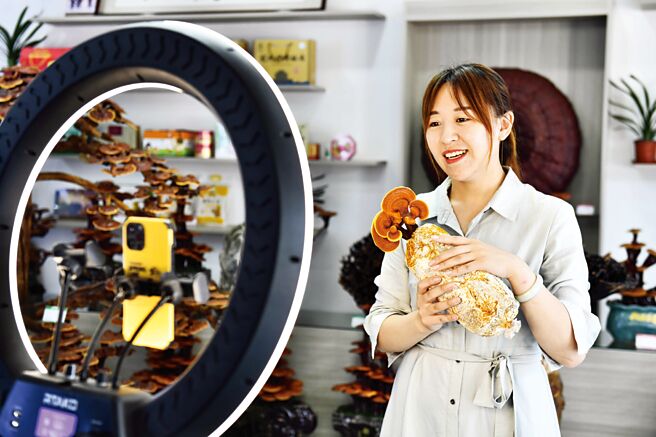 「直播电商」是前所未有的变种新商业模式。图／新华社