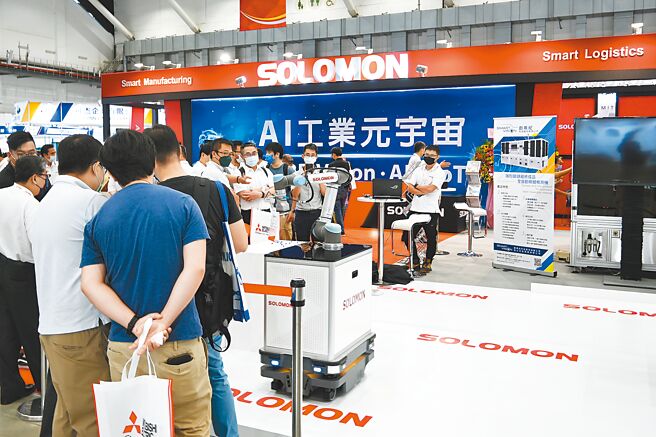 现场民眾围观体验所罗门AR、AI视觉虚实整合及机器人整合应用。图／所罗门提供