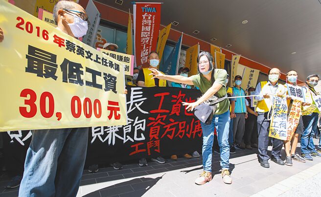 劳动部9月1日召开基本工资审议委员会，全产总主张调幅应达11%，才能满足劳工实质购买力，工总则呼吁应考虑产业生产与经营成本，勿杀鸡取卵。图为2021年，工斗演出行动剧，讽刺蔡英文未兑现对劳工的承诺。（本报资料照片）