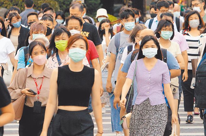 中央流行疫情指挥中心29日公布国内新增20448例新冠肺炎确定病例，另新增22例死亡，而针对近期疫情呈现回温状况，指挥官王必胜表示，如同之前所预估的，目前疫情呈现回温上升的状况，本周接下来出现单日新增确诊病例数破3.5万也是有可能，因此对于即将来到的中秋、重阳聚会，还是必须再次提醒民眾做好防疫。路上行人都戴好口罩做好防疫工作。（赵双杰摄）