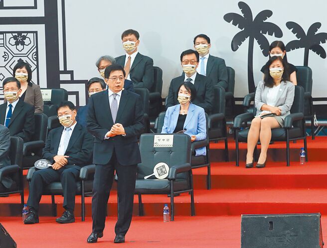 台大有教授彈性薪資不少，讓其他大學同儕很羨慕。圖為主持台大開學典禮的管中閔校長。（陳怡誠攝）