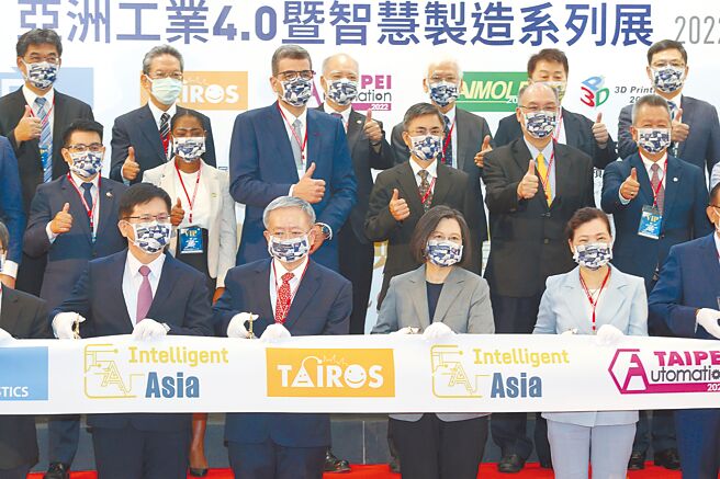 經濟部2019年起啟動3年「投資台灣三大方案」政策，有266家回台投資業者、平均每家投資約40億元，主要用於購置機械設備。投資產業以電子零組件業5843億元居冠，電腦電子產品及光學製品業居次。圖為亞洲工業4.0暨智慧製造系列展8月24日開幕，經濟部長王美花（右起）、蔡英文總統、台灣智慧自動化與機器人協會理事長絲國一等一同為活動剪綵。（本報資料照片）