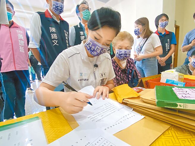 民眾黨新竹市長參選人高虹安（前排左）29日拔得頭籌，在柯媽（前排右）等人陪同下，成為第1位完成登記的市長參選人。（陳育賢攝）