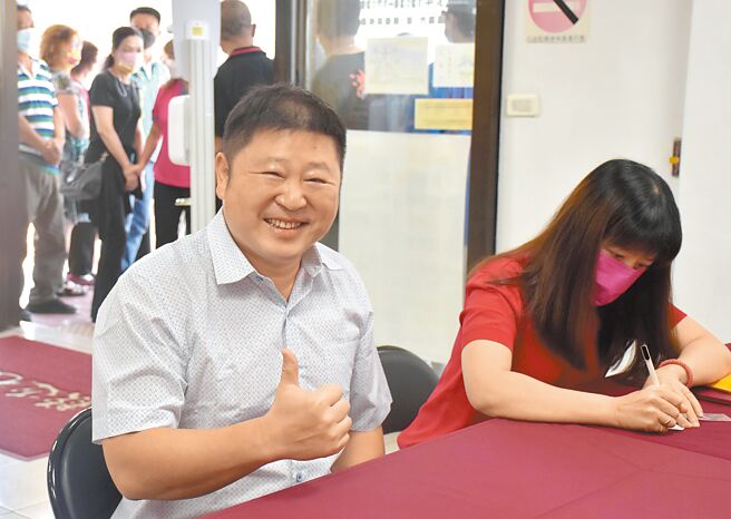 花蓮縣議會議長張峻（左）29日在九合一選舉開放登記首日，與妻子低調現身縣選委會，以無黨籍投入下屆議員選戰。（羅亦晽攝）