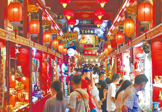 大陆「稳住经济大盘督导和服务组」近日派出多位中央官员分别前往经济大省督导。图为7月16日北京举办的「夜京城」活动。（新华社）