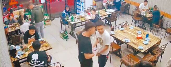 陳某志等涉嫌惡勢力組織違法犯罪案件由河北省廊坊市公安局廣陽分局偵查終結，移送廊坊市廣陽區人民檢察院審查起訴。近日，廊坊市廣陽區人民檢察院依法向廊坊市廣陽區人民法院提起公訴。圖為唐山燒烤店監視器畫面。（摘自觀察者網）