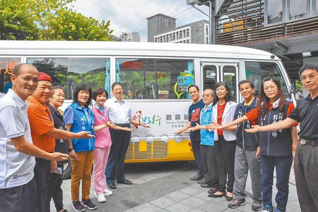 台灣好行觀霧線30日通車，新竹縣長楊文科（中左）指將讓登山客和遊客多一個交通選擇。（羅浚濱攝）
