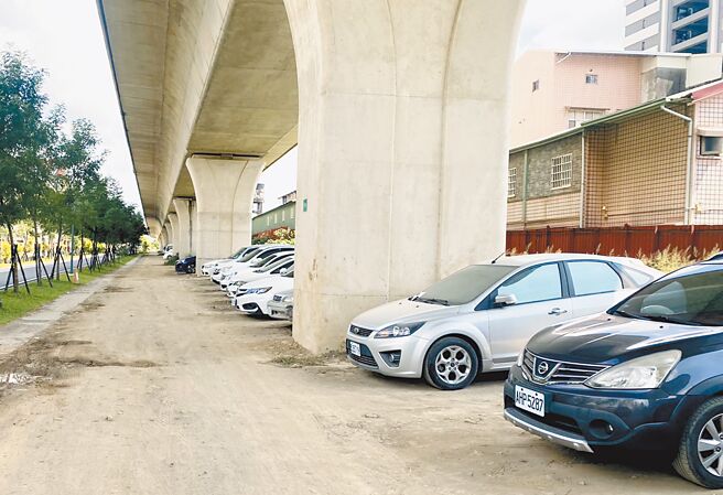 台中鐵路高架橋下潭子段，未來將闢建9處停車場，可提供864汽車格、439機車位。（陳世宗攝）
